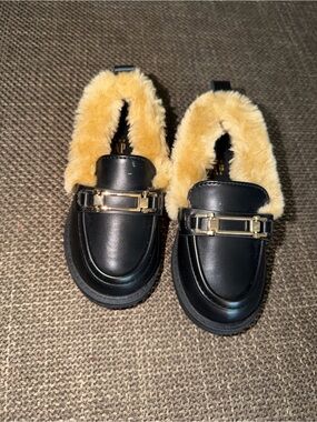 Toddler Faux Fur-Lined Black Loafers with Gold Hardware